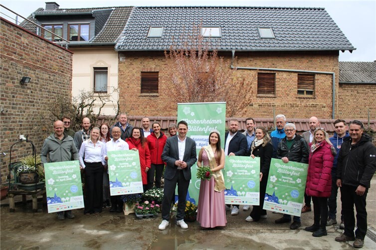 Blütenkönigin Antonia Augenstein, Bürgermeister Sven Schnieber (Mitte) sowie die Vertreterinnen und Vertreter der Stationen, Vereine und Sponsoren freuen sich auf das Blütenfest am 19. April. Fotos: DU