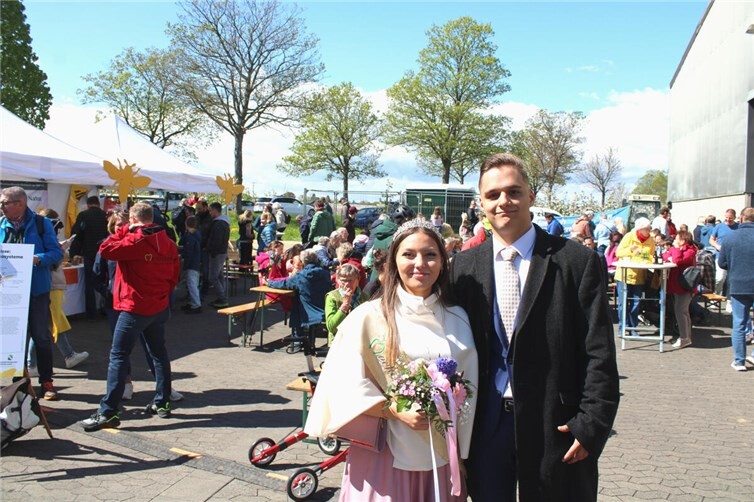Blütenkönigin Antonia Augenstein gab sich an allen Stationen die Ehre und eröffnete gemeinsam mit Bürgermeister Sven Schnieber das 16. Blütenfest.