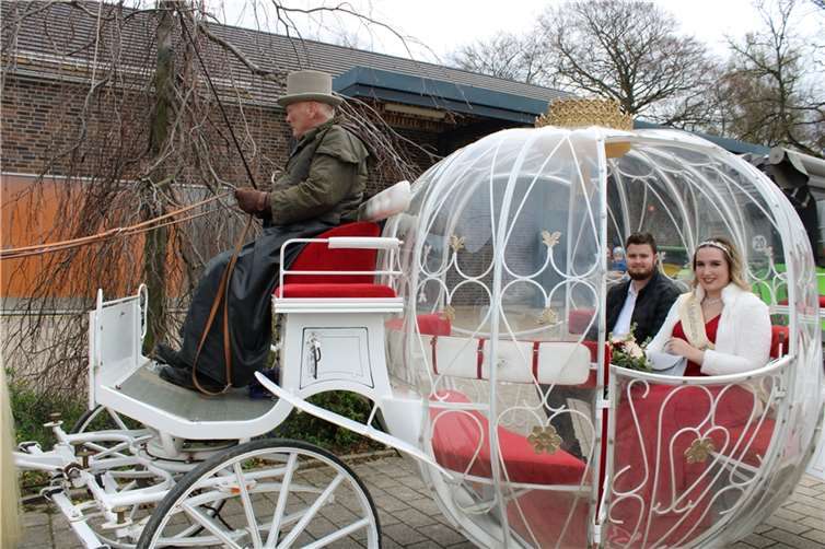 Blütenkönigin Celina Kotz war mit einer beeindruckenden Pferdekutsche unterwegs. Fotos: DU
