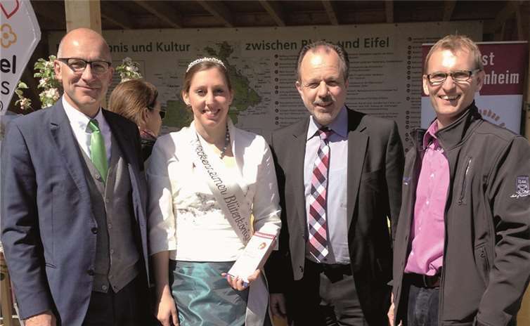 Blütenkönigin Sarah Ibraimi (2.v.l.) mit Bürgermeister Bert Spilles, Technischem Beigeordnetem Heinz-Peter Witt und Wirtschaftsförderer Dirk Schwindenhammer (v.l.). Stadt Meckenheim