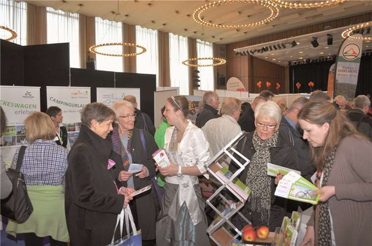 Blütenkönigin Sarah Ibraimi (Bildmitte) und Eva Konrath (re.) werben auf der ADFC-Radreisemesse in Bad Godesberg für Meckenheim und die Region. Stadt Meckenheim