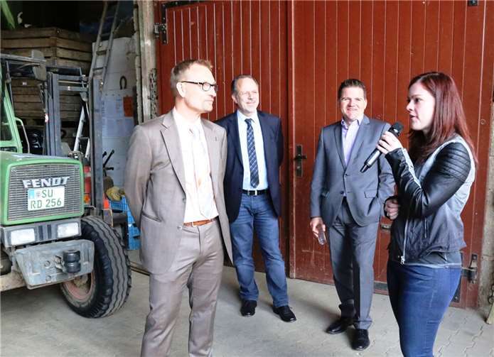 Blütenkönigin Sarah Wiegershaus zeigte sich im Gespräch mit Wirtschaftsförderer Dirk Schwindenhammer begeistert von den Filmen