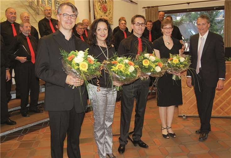 Blumen als Dank der Quellenstadt für tolle Solisten und den Chorleiter, übermittelt durch den Beigeordneten Norbert Heidgen. FA