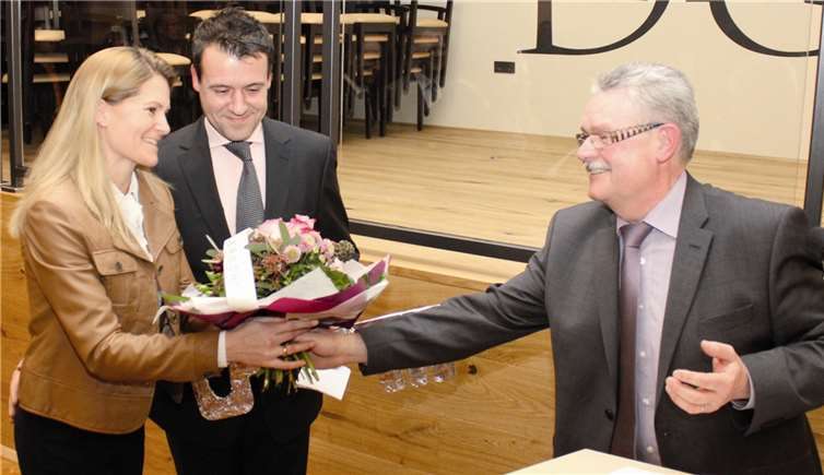 Blumen für Meike Carll gab es vom Dagernova-Vorstandvorsitzendem Friedhelm Nelles (r.). In der Mitte Pächter Torsten Carll.