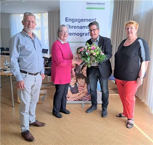 Blumen für Ria Behner (v.l.): Wolfgang Walter, Bürgermeister Frank Becker und Waltraud Schmaus. Foto: : Seniorenbüro