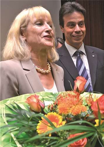 Blumen für die Dame gab es vom CDU-Kreisverbandsvorsitzenden Andreas Biebricher.