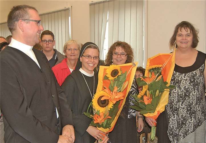 Blumen für die Damen des Pfarrei-Teams, Gina Nuculaj und Gemeindereferentin Fassian-Müller.