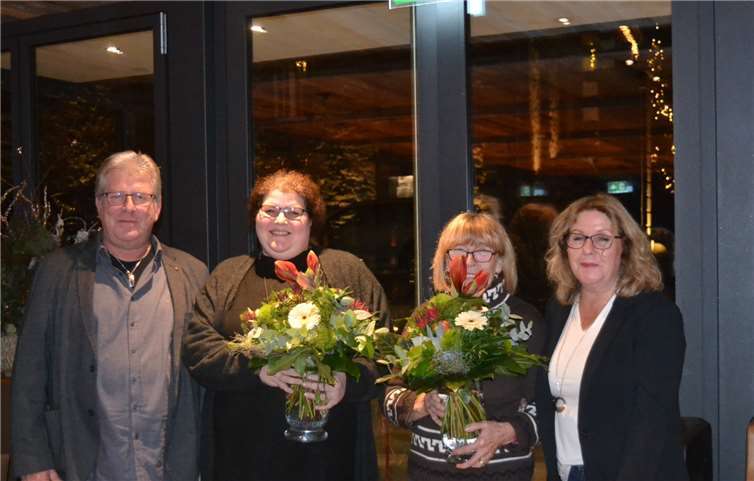 Blumen für die Damen: (v.li.n.re.) Hardy Thieringer, Jessica Thieringer, Renate Piper und Bianca Thieringer. E.T. Müller