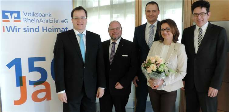Blumen für die Jubilarin: Vorstandsmitglied Markus Müller, Betriebsratsvorsitzender Stefan Linden, Bereichsleiter Produktionsbank Bernd Krechel und Teamleiter MarktServiceCenter Aktiv Ralph Mertens (v.l.n.r.) gratulieren Carmen Diederich (2.v.r.) zum 30. Dienstjubiläum.privat