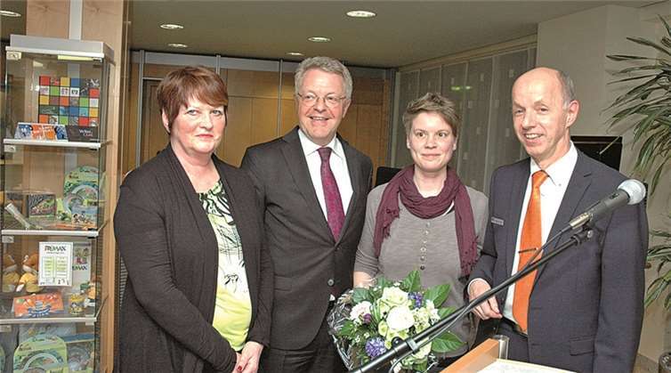 Blumen für die Künstlerin: (V.l.) Dietlind Greifenhagen (Vorsitzende EifelArt), Elmar Schmitz (Vorstandsvorsitzender Volksbank RheinAhrEifel), Fotokünstlerin Caro Caspers und Alex Frings (Filialstellenleiter Volksbank Adenau). UM