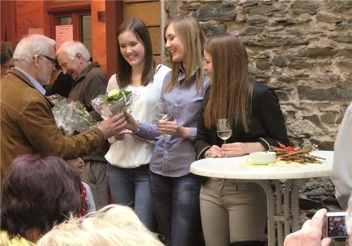 Blumen für die Majestäten - Weinkönigin Maren mit ihren Prinzessinnen Julia und Leonie. privat
