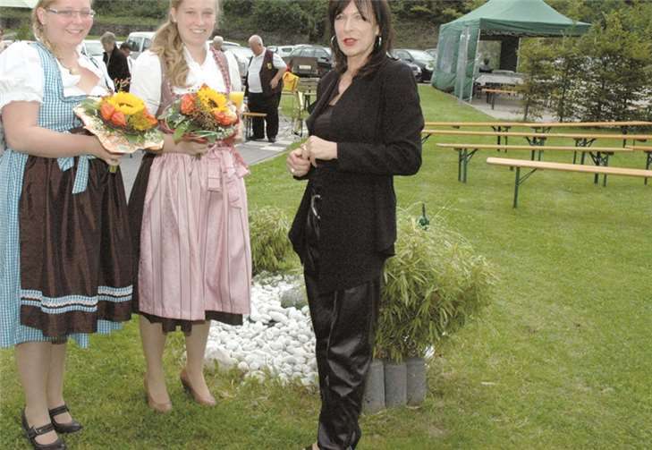 Blumen für die Weinmajestäten (v.l.): Weinprinzessin Veronique, Weinkönigin Celine und Einrichtungsleiterin Elisabeth Schroeder-Solf.