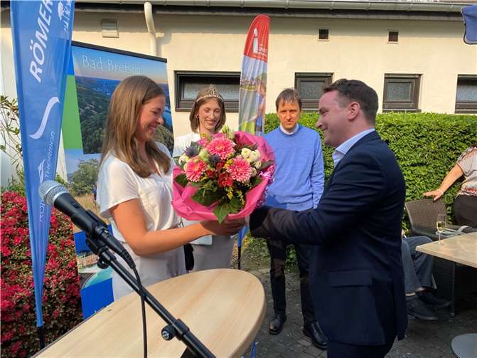 Corinna Bast wird neue Brunnenkönigin Blumen für die designierte Majestät (v.l.): Corinna Bast wurde von der amtierenden Königin Elena I., dem Vorsitzenden der Werbegemeinschaft Andreas Windscheif und Bürgermeister Marcel Caspers feierlich als neue Brunnenkönigin vorgestellt.