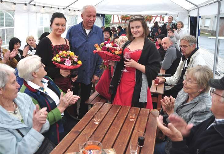 Die „Perle des Elztals“ hat wieder eine Weinkönigin Blumen für zwei Majestäten: Willi Brück, Vorsitzender des Wein- undObstbauvereins konnte seine Enkelin Marie-Claire Schäfgen (r.) als neueWeinkönigin begrüßen und verabschiedete Jessica Hausmann. Fotos: BS