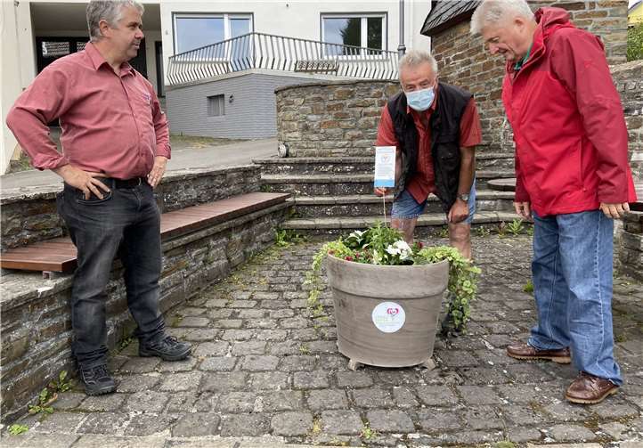 Blumen gepflanzt: Ortsvorsteher Werner Kasel, Vorsitzender Freundeskreis Peter Krämer und Ortsbeiratsmitglied Achim Schumacher bestaunen den Pflanzkübel. Foto: privat