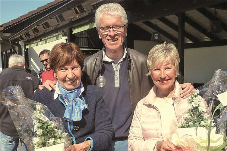 Blumen und Beifall für das Deko-Team Mechthild v. Kajdacsy und Sigrid Scherhag (v.l.)privat