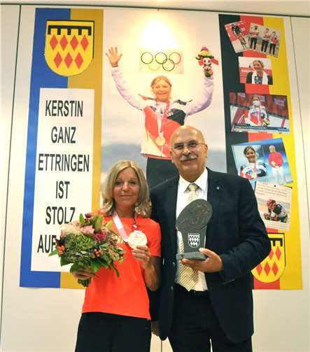 Blumen und Ehrung mit einem vom Künstler Guido Krämer gestalteten steinernen Motiv durch den Ortschef Werner Spitzley.
