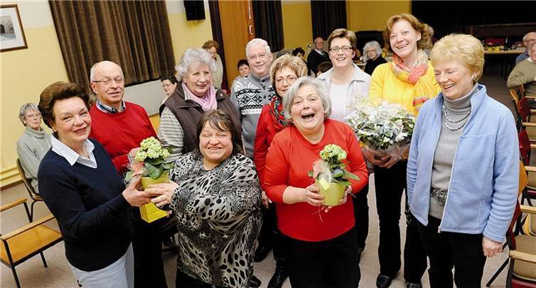 Blumen und Ehrungen bei der Chorgemeinschaft „Cäcilia“. FIX