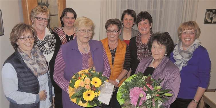 Blumen und Geschenke für den ehemaligen Vorsitz. rü