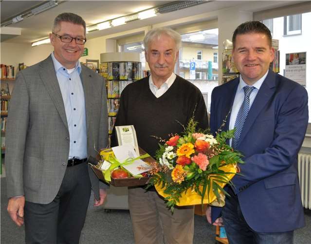 Blumen und Meckenheimer Köstlichkeiten zum Abschied, von links: Hans Dieter Wirtz, Herbert Kalkes und Bürgermeister Holger Jung. Foto: Stadt Meckenheim