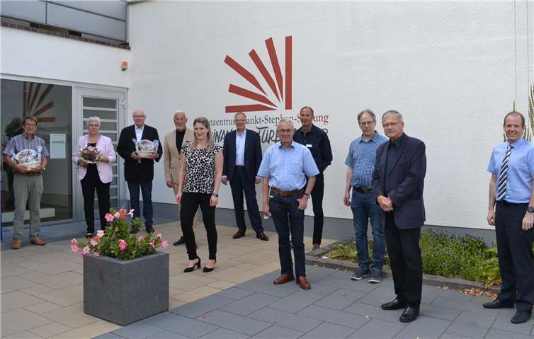 Blumen und Präsentkörbe für lange verlässliche, sehr gute Zusammenarbeit im Stiftungsrat der Altenzentrum Sankt-Stephan-Stiftung erhielten (von links) Alois Schmitz, Gertrud Hüttges und Friedel Sauberborn. Es dankten (von rechts) Christian Schwarz, Wolfgang Schöffel, Thomas König, Christoph Hof, Thomas Weber, Matthias Görgen, Diana Petrek und Dr. Wolfram Haymann.Nicht auf dem Foto sind Dr. Marion Bauer-Hermani und Christoph Weitzel Foto: E.T. Müller