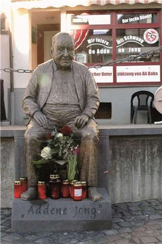 Blumen und Stundenbrenner stehen im Gedenken an Karl-Heinz Bell am „Addene Jong“.UM