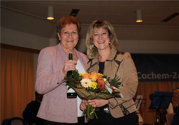 Saarländische Ministerin Monika Bachmann referierte Blumen und Wein als Aufmerksamkeit für Monika Bachmann. Anke Beilstein bedankte sich bei der Ministerin. TE