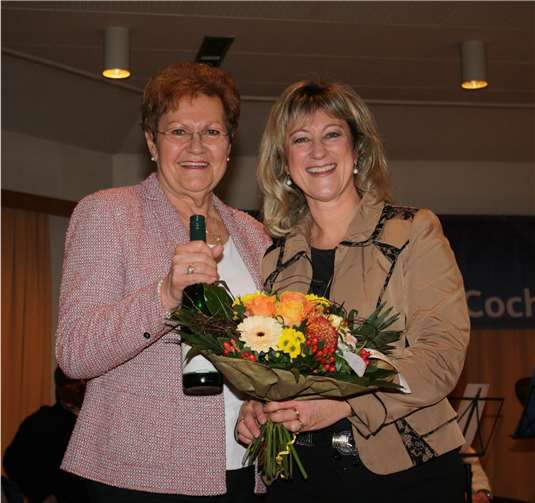 Blumen und Wein als Aufmerksamkeit für Monika Bachmann. Anke Beilstein bedankte sich bei der Ministerin.  TE