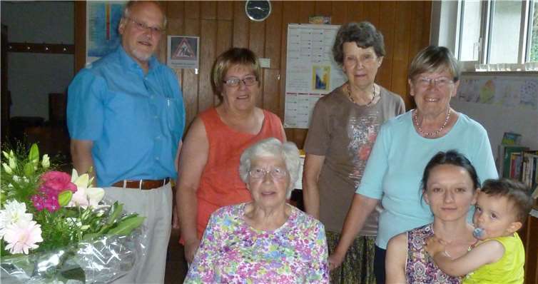 Blumen und ein Präsent gab es als Dankeschön für Maria Gromkes jahrzehntelanges Engagement.  Privat
