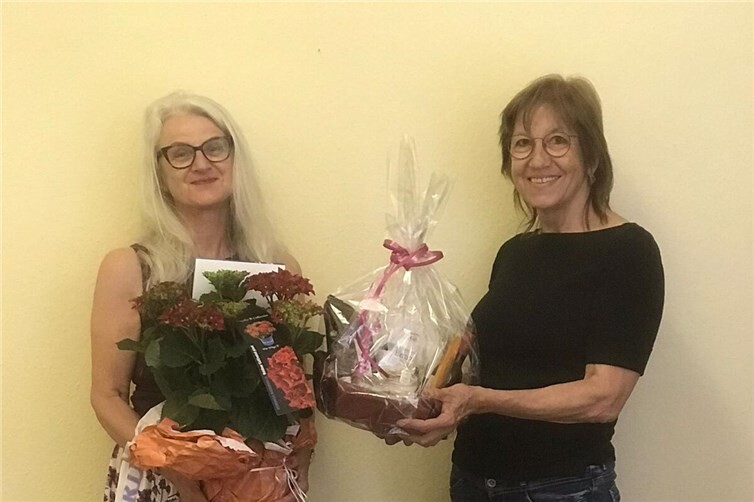 Blumen und einen Präsentkorb aus dem Eine Welt Laden gab es zum Abschied von Frau Doris Tölkes-Geißler (links).