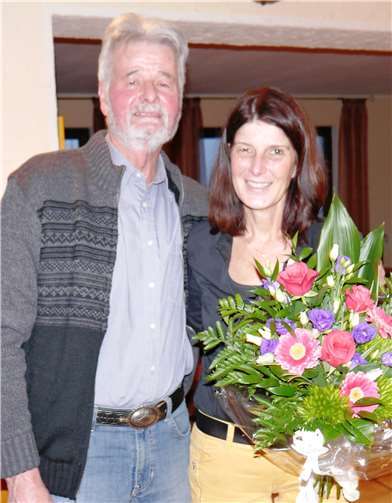 Blumen vom Lauftreffchef Karl-Werner Kunz für die Sportabzeichen Organisatorin Heike Blum.