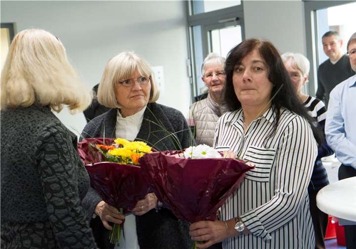 Blumen von Monika Sauer gab es für die Mitarbeiterinnen der Geschäftsstelle Marga May (M.) und Gabriele Wagner (r.).