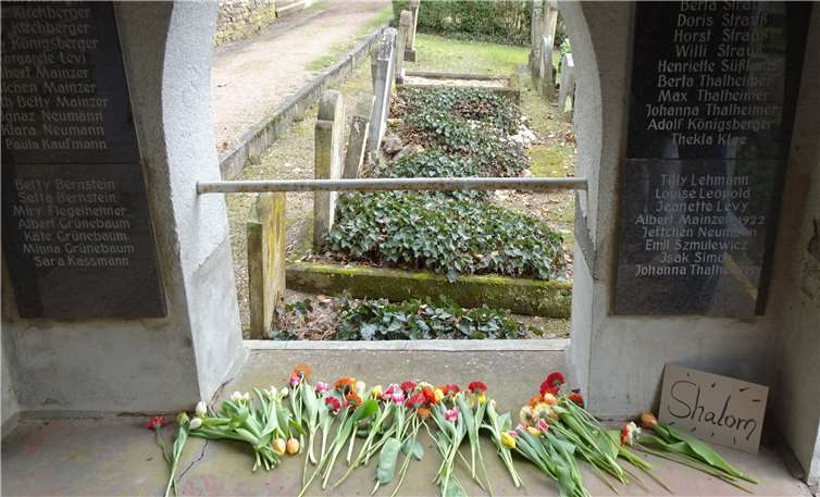 Blumen wurden nieder gelegt. Foto: Dekanat Nassauer Land