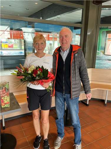 Blumen zum Abschied: Reinhold Poloczek bedankte sich bei Badleiterin Inge Amzehnhoff.  Foto: privat