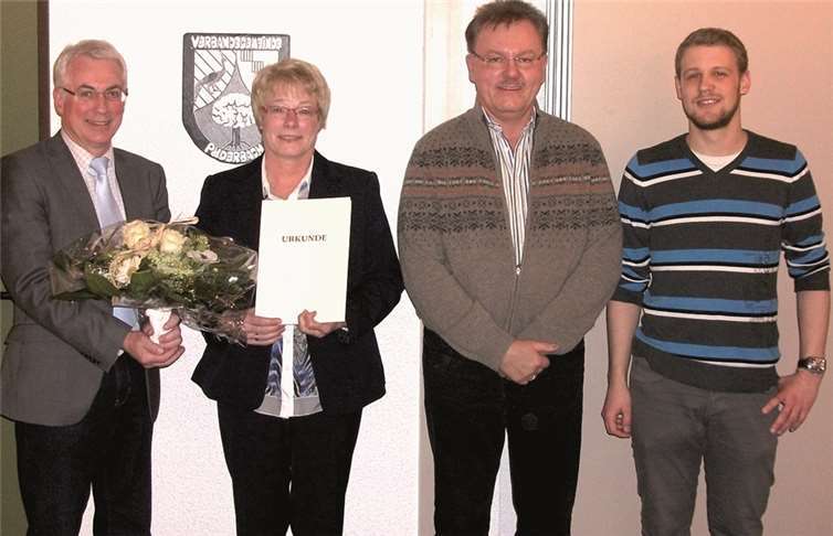 Blumen zum Abschied: (V.l.) Bürgermeister Volker Mendel, Ilse Schneider, Büroleiter Wolfgang Müller, Personalratsvorsitzender Fabian Stein. privat