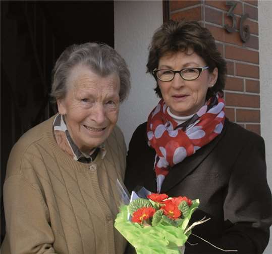 Blumen zum Weltfrauentag bekam Lena Krämer aus Villip von Renate Offergeld. privat