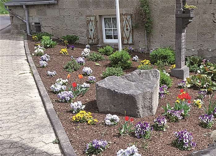 Blumenbeet als Frühlingsgruß an der Ecke Brohltalstraße/Kirchstraße in Rieden. Jürgen Andres