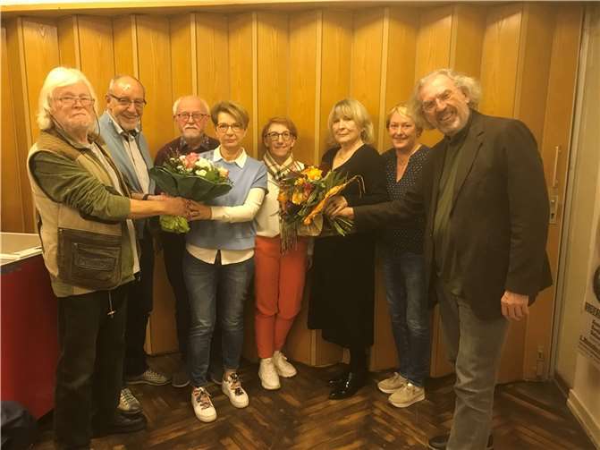 Blumengrüße: (v.l.) Rolf Plewa, Winfried Glaser, Hans Metternich, Sabine Glaser, Susanne Müller, Christine Wießmann, Beate Reich und Christian Radtke.Foto: privat
