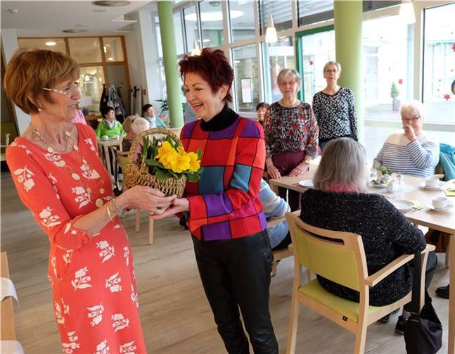 Blumengruß als Dankeschön: Doris Laux und Doris Gunkel (rechts).  Foto: Axel Holz