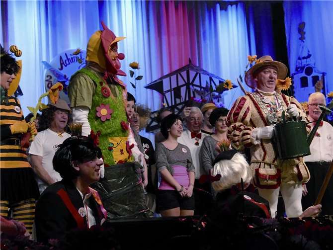 Blumenmann Prinz Achim I. wurde frenetisch gefeiert.