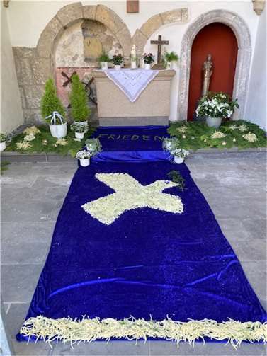 Blumenschmuck in der Alten Kirche in Bell.  Fotos: privat