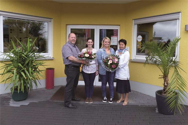 Blumensträuße übergaben Reinhard und Phanuchanart Koll an Sarah Schmidtke und Lena Stolzenberg.WM