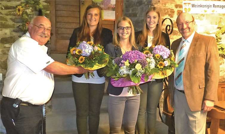 Blumensträuße überreichten Martin Tillmann und Herbert Georgi an Ronja und Inga Leicher sowie Laura Hochstädter.WM