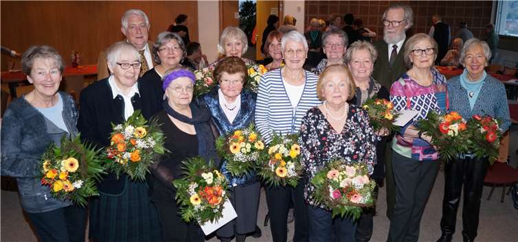 Blumensträuße, viel Applaus und Dankesworte gab es für die Grünen Damen und Herren im Ev. Stift.privat