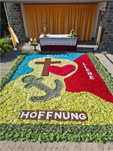 Blumenteppich zu Fronleichnam in Alzheim.  Foto: privat