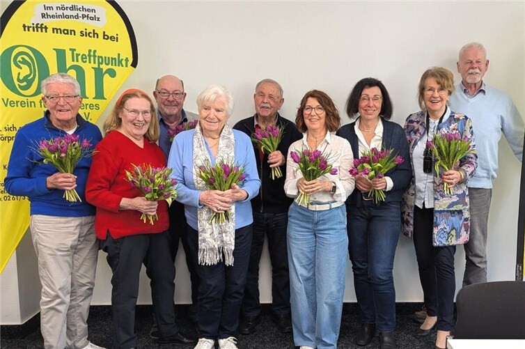 Blumenübergabe an den Vorstand nach erfolgreicher Entlastung: Die Mitglieder bedanken sich für das engagierte Wirken der Verantwortlichen im Treffpunkt Ohr.
