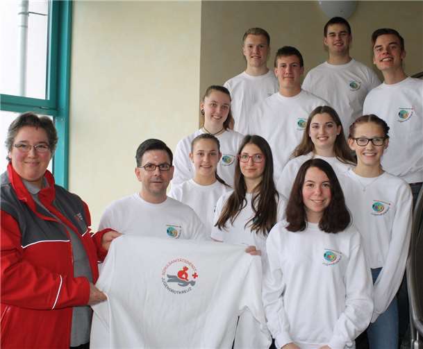 Blutspende-Termin des JRK-Schulsanitätsdienstesvom Gymnasium Cochem gab es für die Sanitäter/Innen neue Uniformen. Fotos: TE