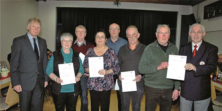 Blutspendenehrung für über 100 Blutspenden, von links: Franz-Josef Schneider Blutspendedienst Rheinland-Pfalz, Marliese Lanzerath, Wilfried Schug, Erika Baur, Wolfgang Thelen, Manfred Pitzen, Hermann Zimmer, Vorsitzender DRK Ortsverein Adenau Hermann-Josef Romes. UM