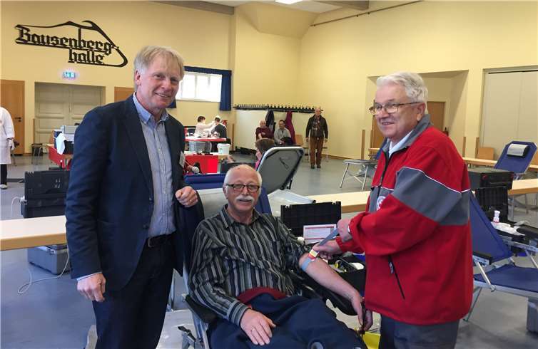 Blutspenderekord durch Richard Keuler, der zum 151. Mal Blut spendete. privat