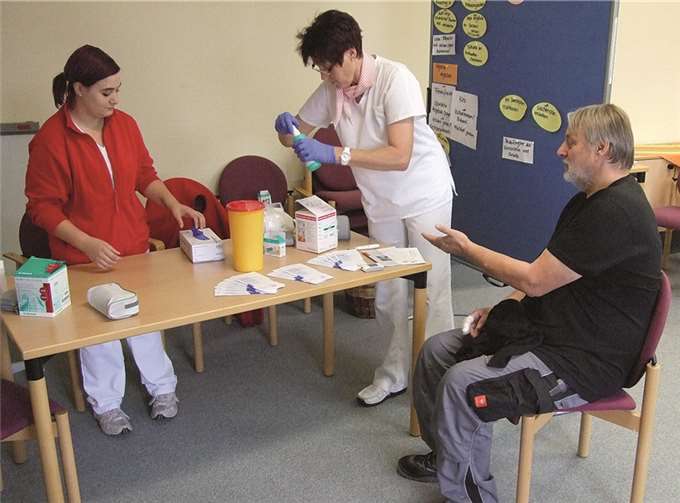 Blutzuckerbestimmung und Blutdruckmessung durch Mitarbeiter der Caritas Sozialstation Polch.